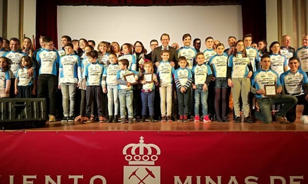 Riotinto cierra la temporada ciclista onubense con un homenaje a los corredores