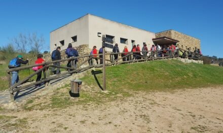 Más de 120 personas participan en la tercera ruta de senderismo de El Campillo