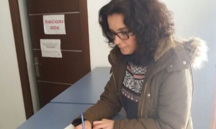 La alcaldesa de El Campillo firma contra la ubicación del tanatorio en el centro de su pueblo