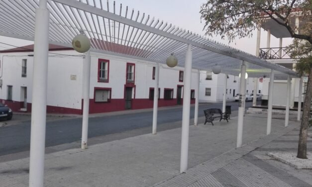 Recogen firmas contra la instalación de un tanatorio en pleno centro de El Campillo