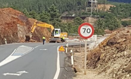 Un desprendimiento obliga a cortar un carril en la A-476 a la altura de Nerva