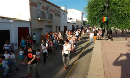 Más de cien personas participan en la I Marcha LGTBI de El Campillo