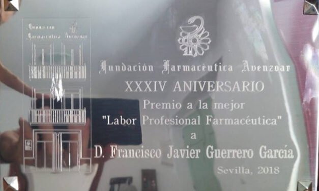 El farmacéutico Francisco Javier Guerrero recibe el premio a la Mejor Labor Profesional