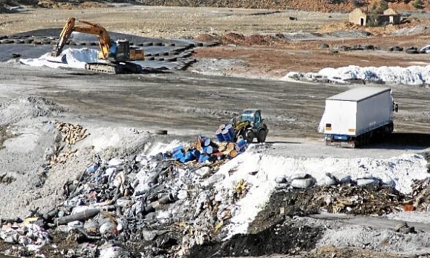 IU cree que la Junta ha actuado «tarde» al expedientar al vertedero