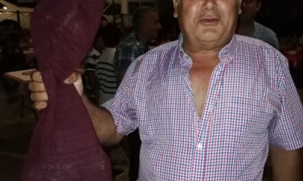 Antonio Barriento gana el concurso de Campofrío con un tomate de 1,8 kilos