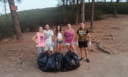 Un grupo de jóvenes lleva a cabo una limpieza altruista de El Zumajo