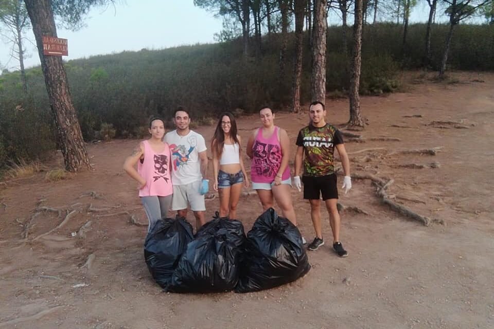 Un grupo de jóvenes lleva a cabo una limpieza altruista de El Zumajo