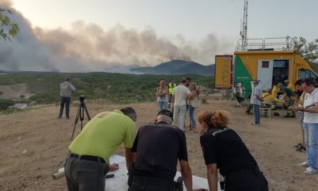 Prevén la evacuación de personas por el incendio de Nerva