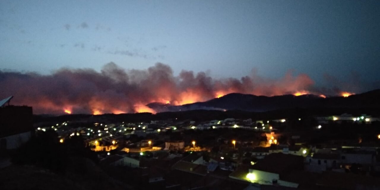 Evacuados los vecinos de Ventas de Arriba por el incendio de Nerva