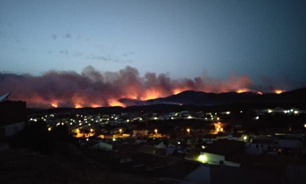 Evacuados los vecinos de Ventas de Arriba por el incendio de Nerva