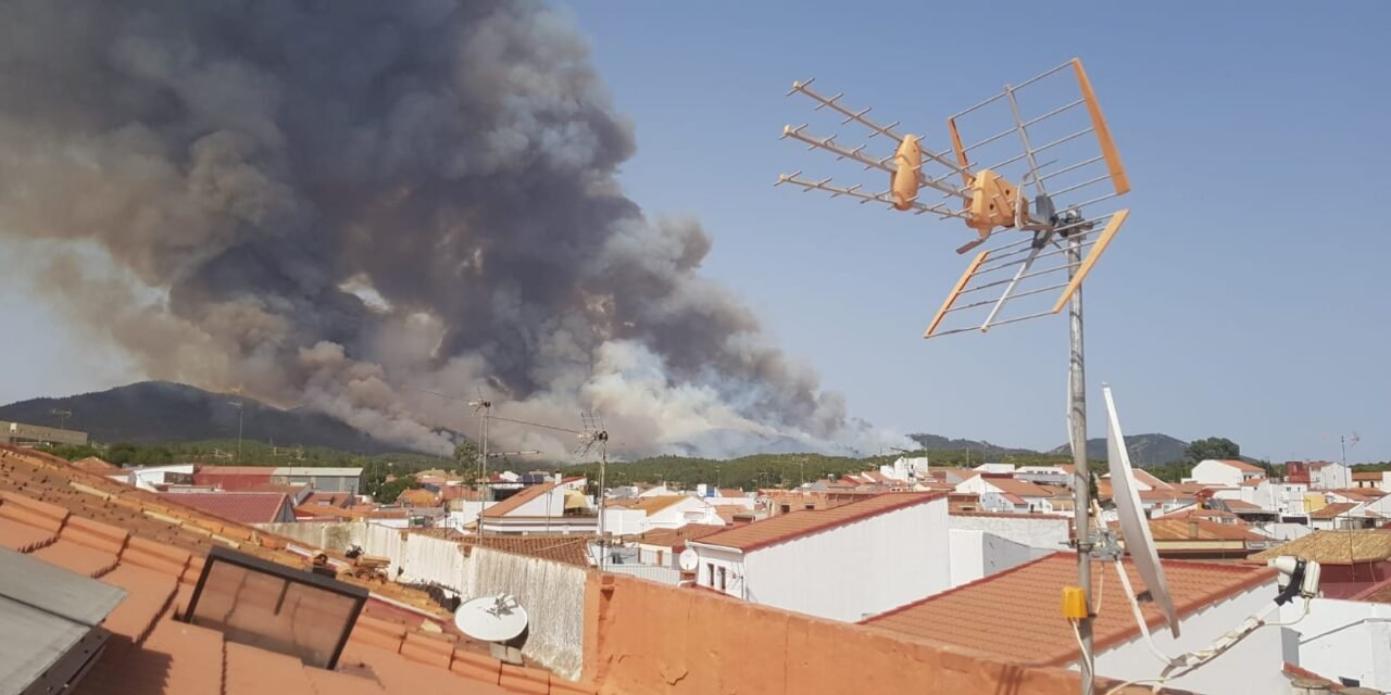 El incendio de Nerva obliga a cortar la carretera entre Riotinto y Campofrío