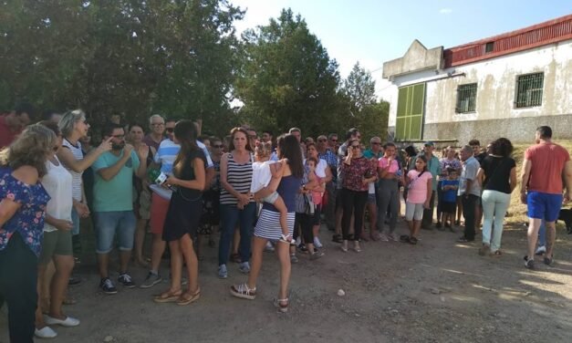 Decenas de campilleros se concentran para gritar ‘no’ al tanatorio