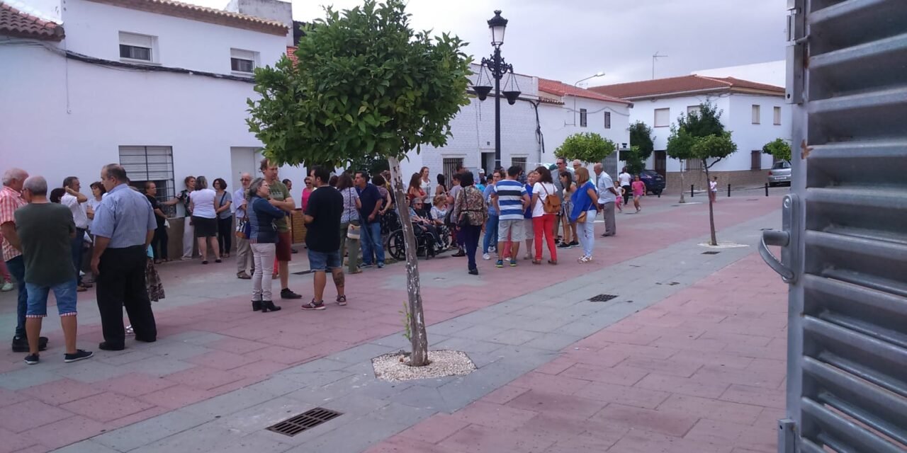 Unos 50 vecinos se concentran para decir «no al tanatorio dentro del pueblo»