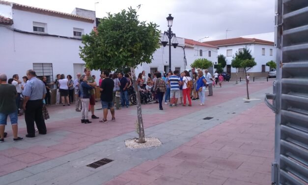 Unos 50 vecinos se concentran para decir «no al tanatorio dentro del pueblo»