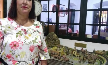 La escritora Rosa Fernández Díaz, de Nerva hacia el mundo a través de la literatura