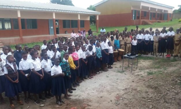 Tienden puentes entre los alumnos de El Campillo y los de Costa de Marfil