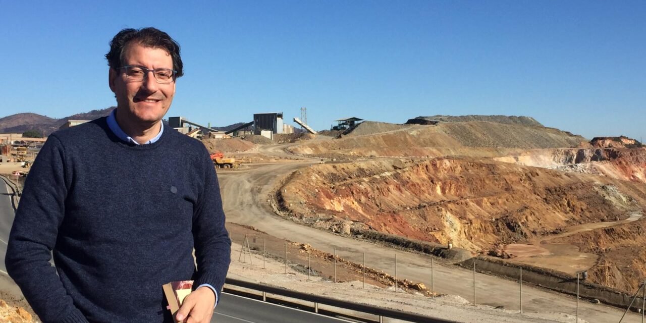 El economista campillero Juan Carlos Domínguez, un coleccionista de libros con cerca de 900 ejemplares