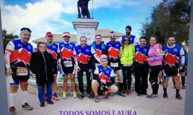 El Club Trail Running El Campillo entrega un obsequio a los padres de Laura Luelmo