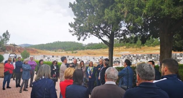 El PSOE homenajea a las víctimas del franquismo en el cementerio de Nerva