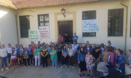 Padres y madres se concentran en Riotinto contra la supresión de la maestra de apoyo