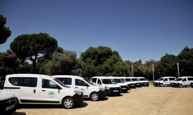 La Junta entrega furgonetas a los ayuntamientos de El Campillo, Campofrío y La Granada