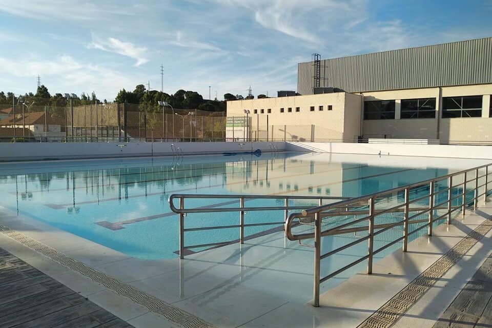 El Ayuntamiento de Riotinto sancionará las defecaciones en la piscina por negligencia