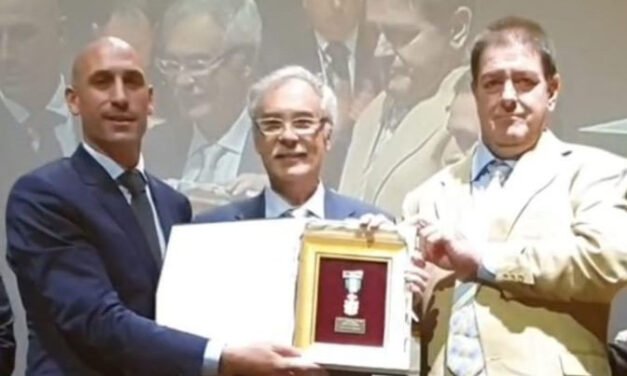 El Riotinto Balompié recibe la Medalla de Oro de la RFAF