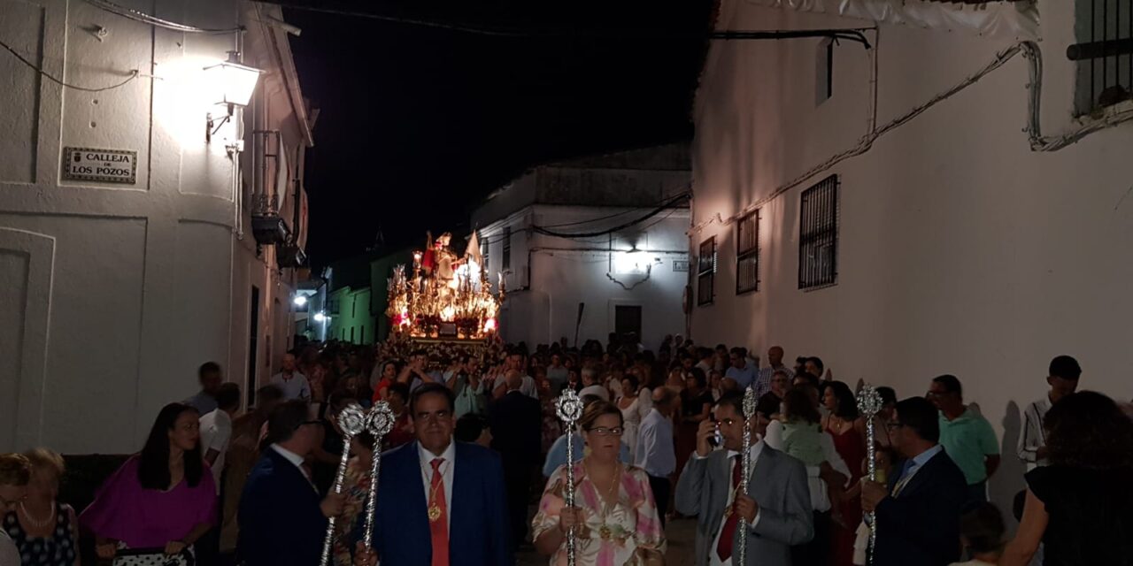 Una multitudinaria procesión abre las Fiestas Patronales de Campofrío