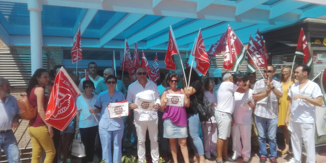 Unos 150 trabajadores se concentran en los hospitales de Riotinto y Juan Ramón Jiménez