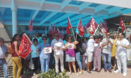 Unos 150 trabajadores se concentran en los hospitales de Riotinto y Juan Ramón Jiménez