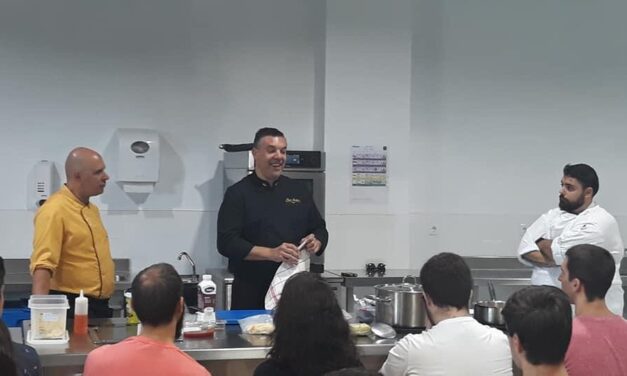 Tony Alberto Estévez demuestra cómo se cocina en la Cuenca Minera