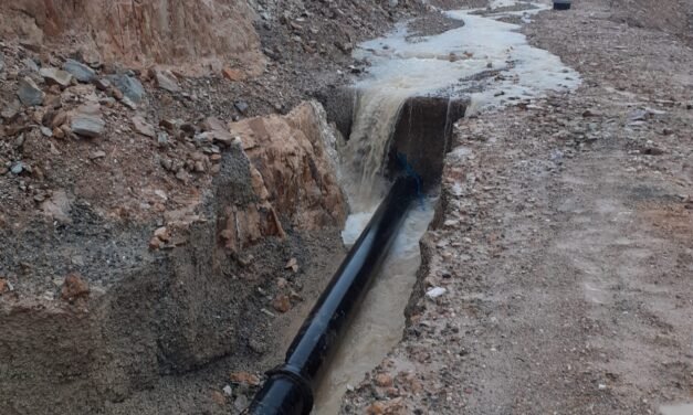 Las lluvias provocan una rotura en la red de abastecimiento de Riotinto a Nerva