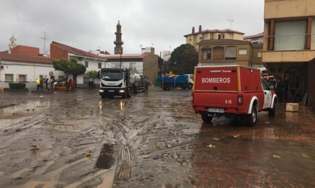 Vecinos de Nerva ayudan en las labores de limpieza y achique del agua tras la riada