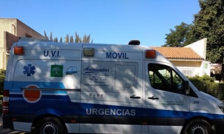 Dos trabajadores heridos, uno de ellos con quemaduras graves, al cortar una cañería en Huelva