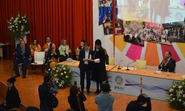 Javier Perianes recibe la Medalla de la Universidad de Huelva