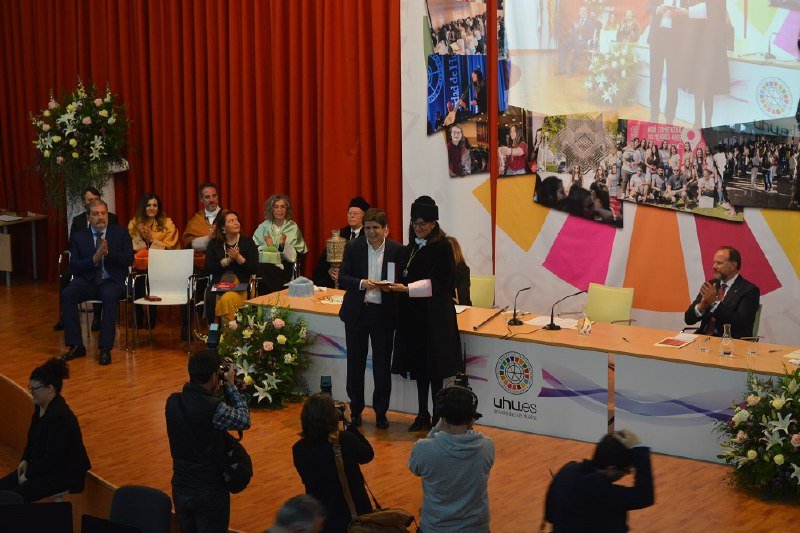 Javier Perianes recibe la Medalla de la Universidad de Huelva