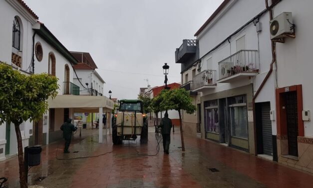 El Campillo desinfecta sus calles para eliminar la carga viral