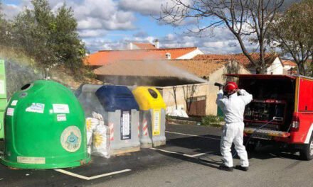 Bomberos desinfectan los espacios públicos de Campofrío, Berrocal y La Granada