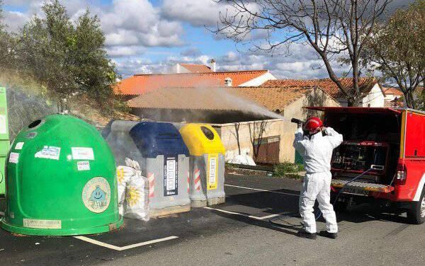 Bomberos desinfectan los espacios públicos de Campofrío, Berrocal y La Granada