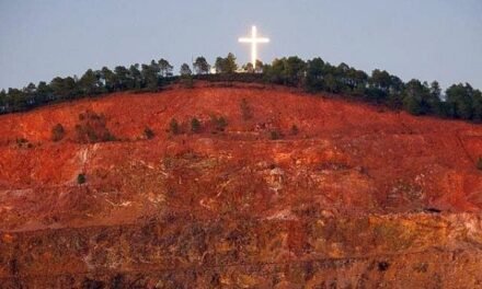 La cruz de Santa Bárbara se ilumina de nuevo en honor a quienes trabajan durante la cuarentena