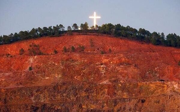 La cruz de Santa Bárbara se ilumina de nuevo en honor a quienes trabajan durante la cuarentena