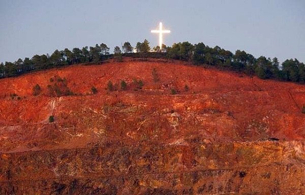 La cruz de Santa Bárbara se ilumina de nuevo en honor a quienes trabajan durante la cuarentena