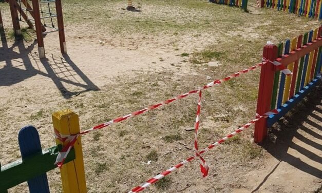 El Campillo baliza sus parques para evitar la concentración de personas