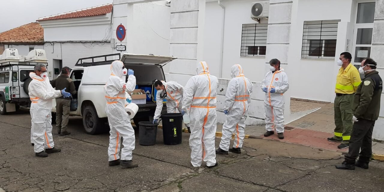 El Infoca desinfecta el centro de salud de El Campillo