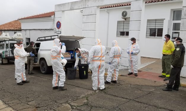 El Infoca desinfecta el centro de salud de El Campillo