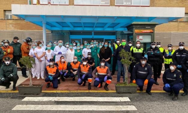 Sanitarios y agentes de seguridad se funden en un aplauso mutuo en Riotinto