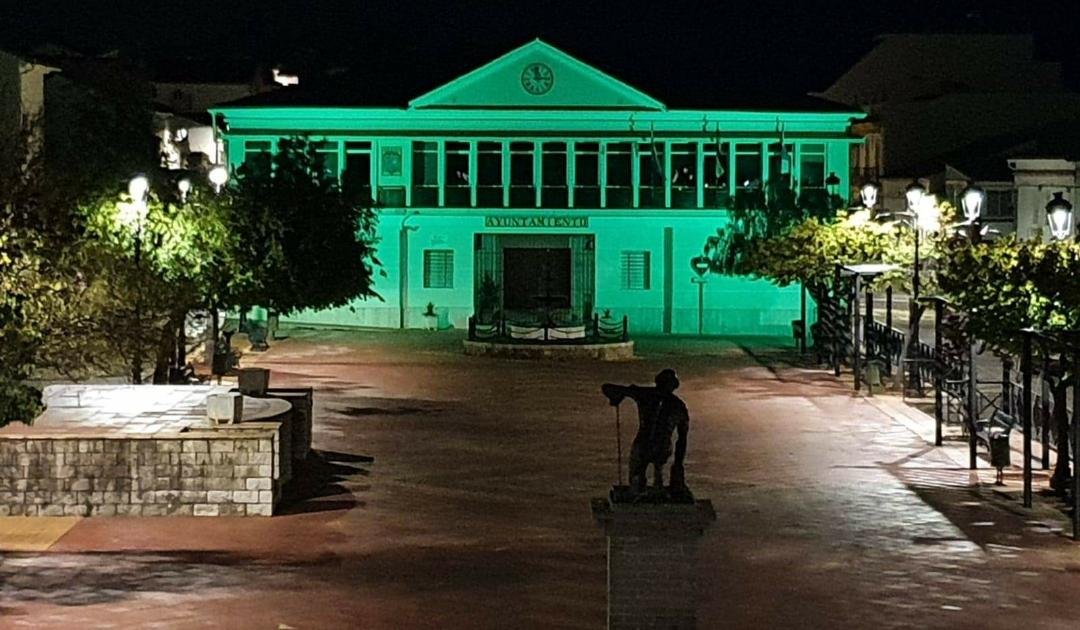 El Campillo se ilumina de verde en homenaje a los sanitarios del municipio