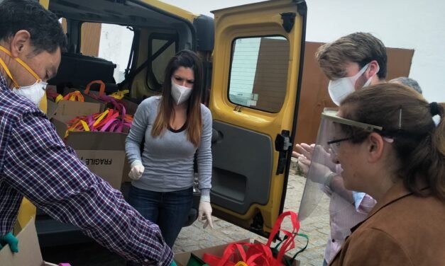 Los vecinos de Campofrío reciben un kit completo de materiales contra el covid