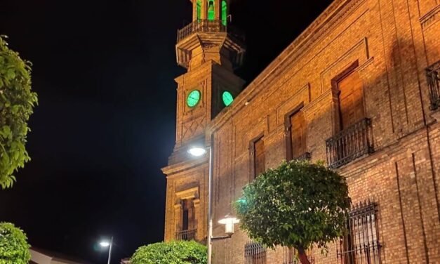 La torre de Nerva se ilumina de verde en homenaje a los sanitarios