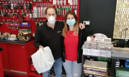 El Ayuntamiento de Riotinto entrega un kit de seguridad e higiene a los comercios